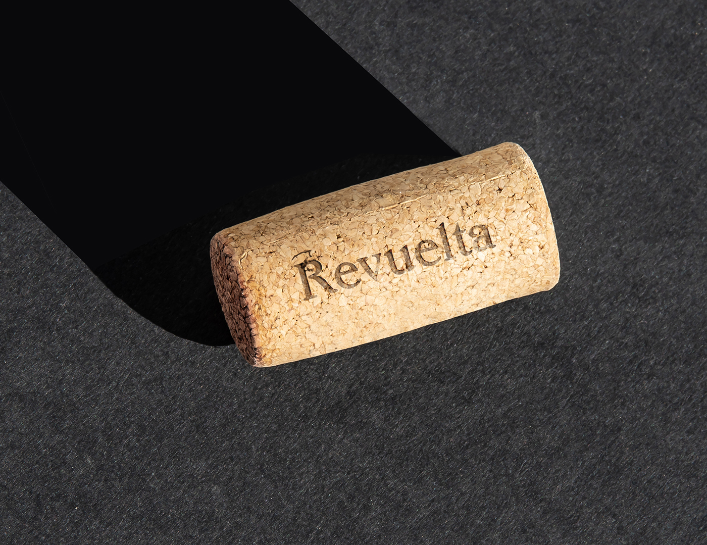 Revuelta墨西哥高端葡萄酒品牌形象設(shè)計(jì)案例欣賞，餐飲品牌設(shè)計(jì)，葡萄酒品牌設(shè)計(jì)，品牌設(shè)計(jì)公司，深圳品牌設(shè)計(jì)，左右格局